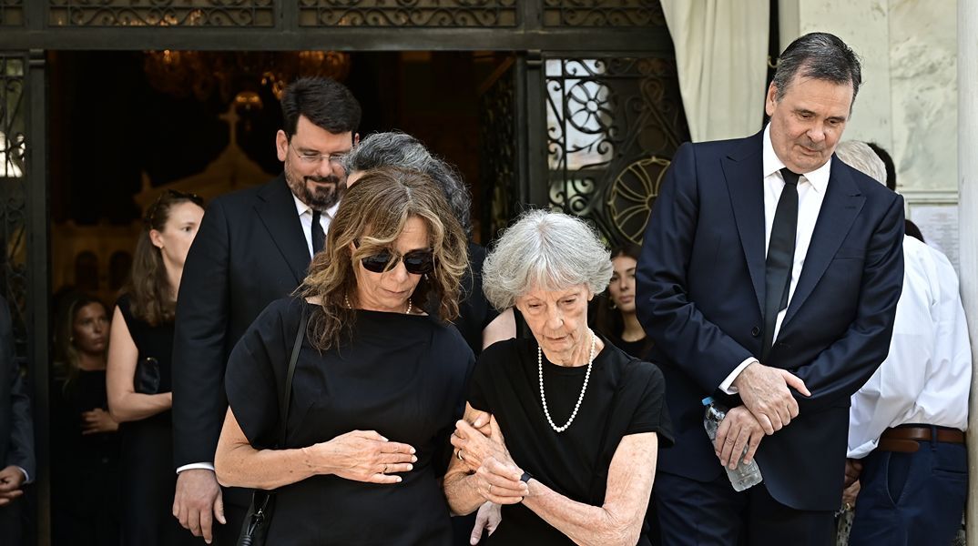Συγγενείς, φίλοι και πολιτικοί αποχαιρέτησαν τον Στέφανο Μάνο στην Κηφισιά