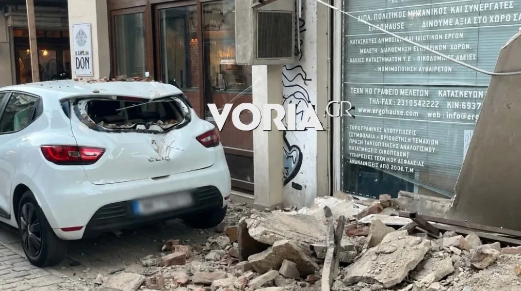 Θεσσαλονίκη: Κομμάτι μπαλκονιού κατέρρευσε από κτίριο στο κέντρο της πόλης