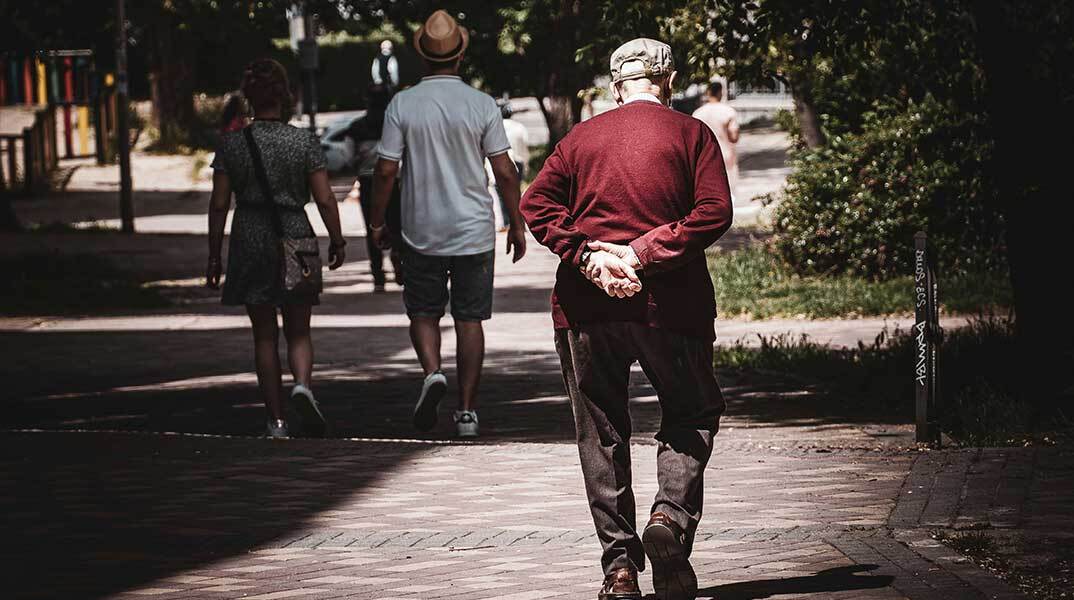 Συνταξιούχος περπατά σε πάρκο