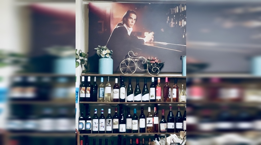 Ο Nick Cave μένει σ’ ένα παντοπωλείο της Θεσσαλονίκης