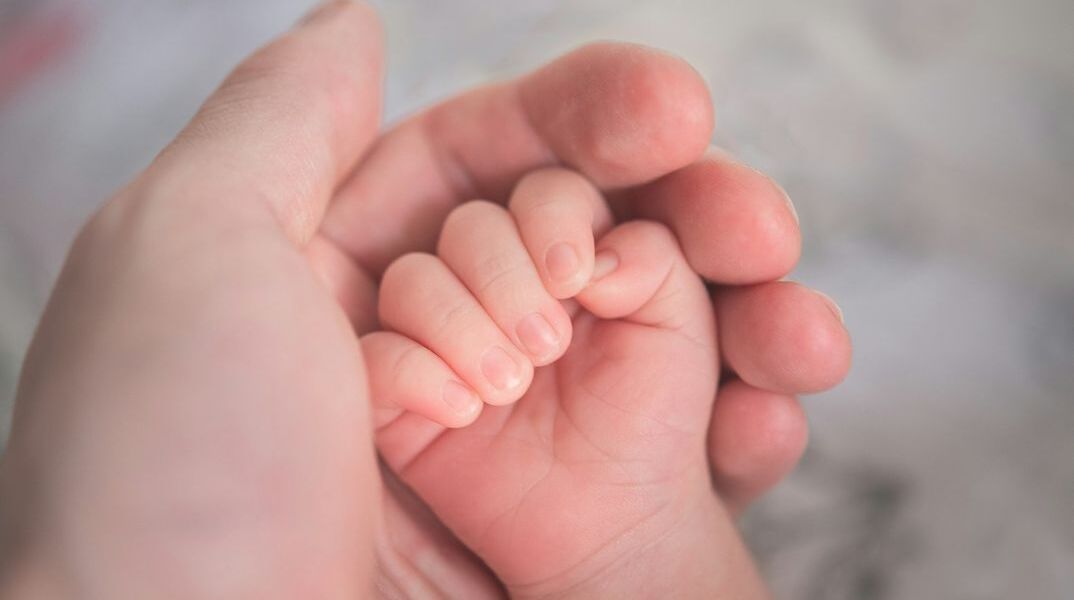 Η Σιγκαπούρη πληρώνει 55.000 δολάρια ανά παιδί για να αυξήσει τις γεννήσεις