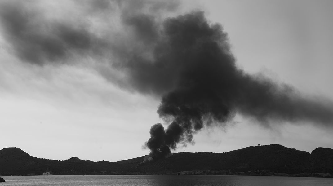 Σαλαμίνα: Υπό έλεγχο ο κίνδυνος επέκτασης – Ισχυρές δυνάμεις παραμένουν στην περιοχή