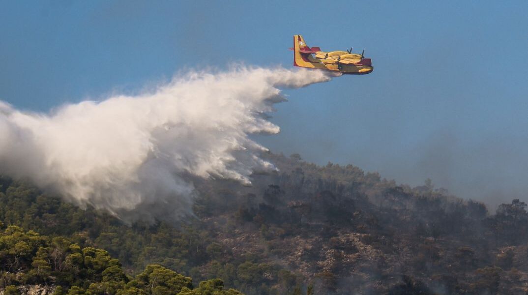 Κερατέα και Σαλαμίνα: Πού έχει διακοπεί η κυκλοφορία λόγω των πυρκαγιών