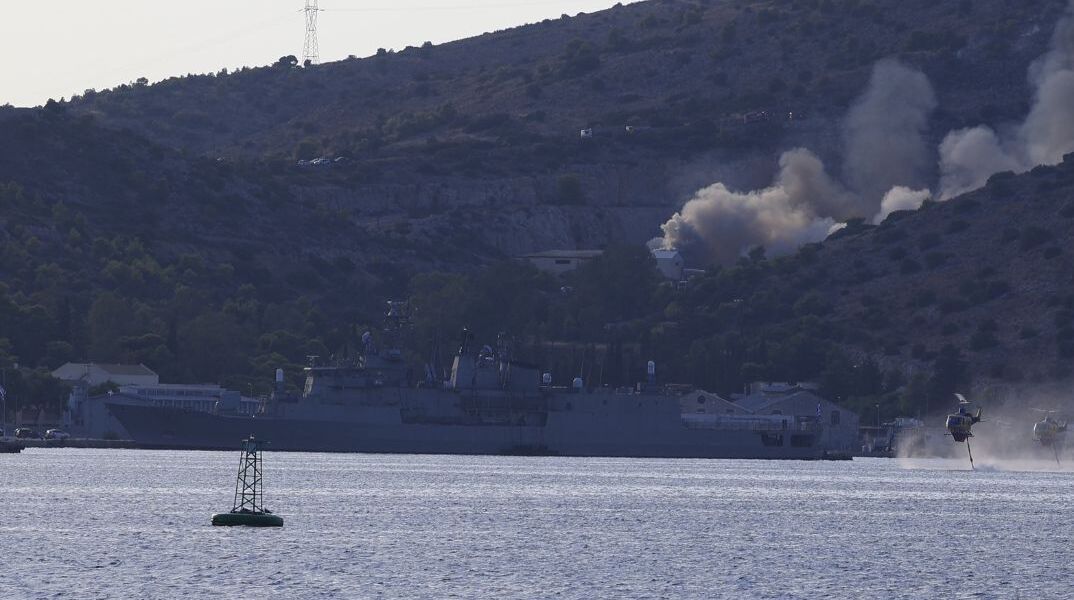 Σαλαμίνα: Τι λέει το ΓΕΝ για τη φωτιά και τις εκρήξεις κοντά στον Ναύσταθμο