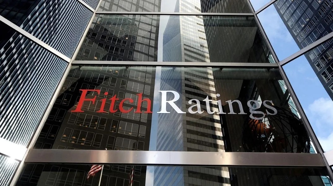 Fitch: Καταλύτης για την αναβάθμιση της ελληνικής οικονομίας, η ταχεία μείωση του δημόσιου χρέους