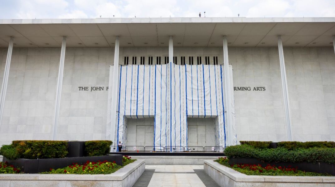 Τραμπ: Στο τραπέζι ακόμη και η κατεδάφιση του Kennedy Center