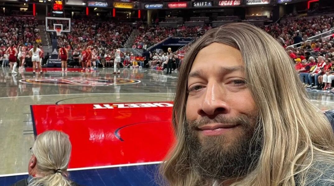 Πρώην παίκτης του NBA φόρεσε ξανθιά περούκα σε αγώνα WNBA 