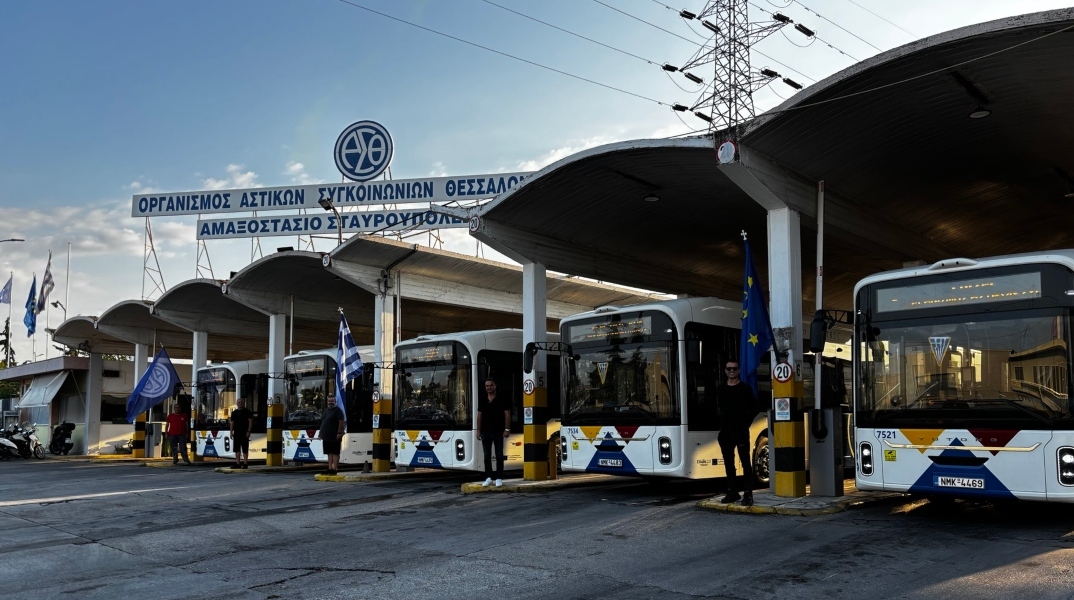 ΟΑΣΘ: Στους δρόμους από σήμερα τα 50 ηλεκτρικά, αρθρωτά λεωφορεία - Πιάνουν τιμόνι 171 νέοι οδηγοί