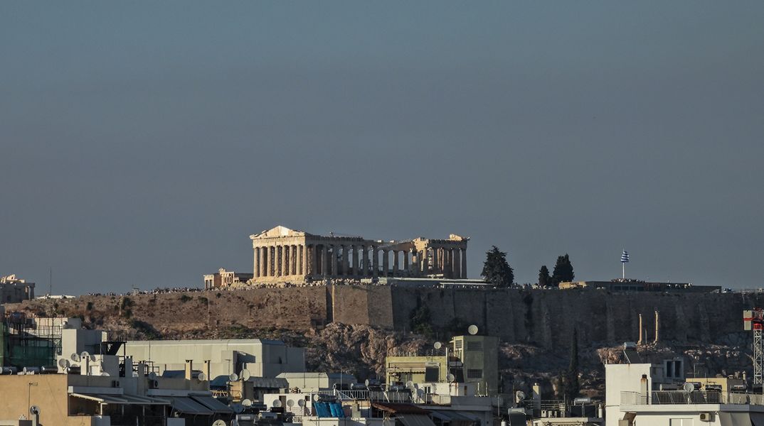Βελτιωμένη η εικόνα της πυρκαγιάς στην Εύβοια - Ο καπνός κάλυψε τον αττικό ουρανό 