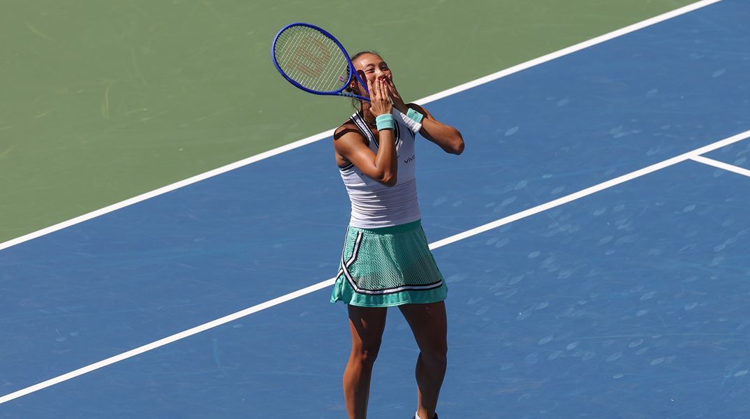 Στα προημιτελικά του US Open η φοβερή Ζενγκ – Γύρισε δεύτερη φορά από το 0-5 σε τρεις μέρες και απέκλεισε τη Σφιόντεκ