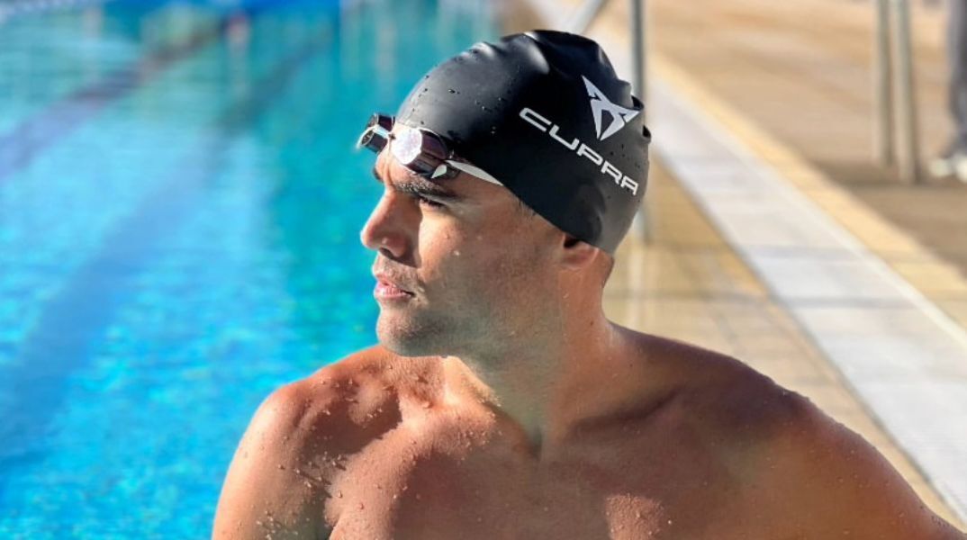 Ο Σπύρος Χρυσικόπουλος έγινε ο πρώτος άνθρωπος που κολύμπησε από τους Οθωνούς στην Ιταλία, καλύπτοντας 91,4 χλμ. σε σχεδόν 32 ώρες αδιάκοπης προσπάθειας.