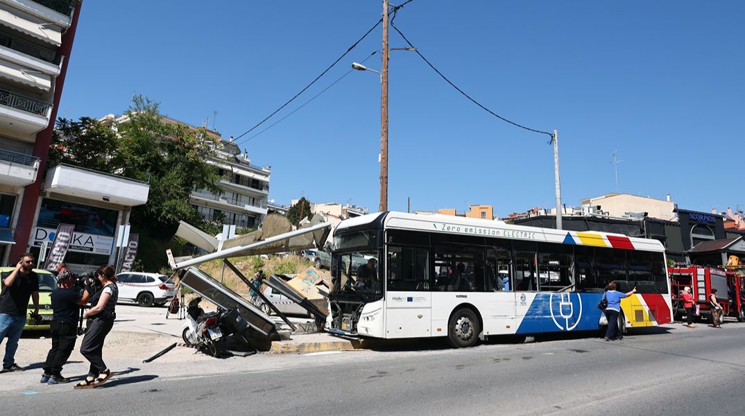 Νεότερη ενημέρωση: Σε σοβαρή κατάσταση 21χρονη μετά το τροχαίο με τα δύο λεωφορεία στη Θεσσαλονίκη