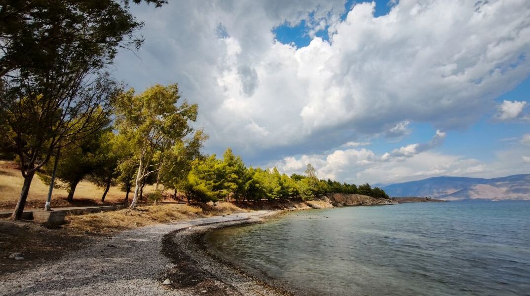 Καιρός σήμερα: Ηλιοφάνεια και έως 35 βαθμοί 