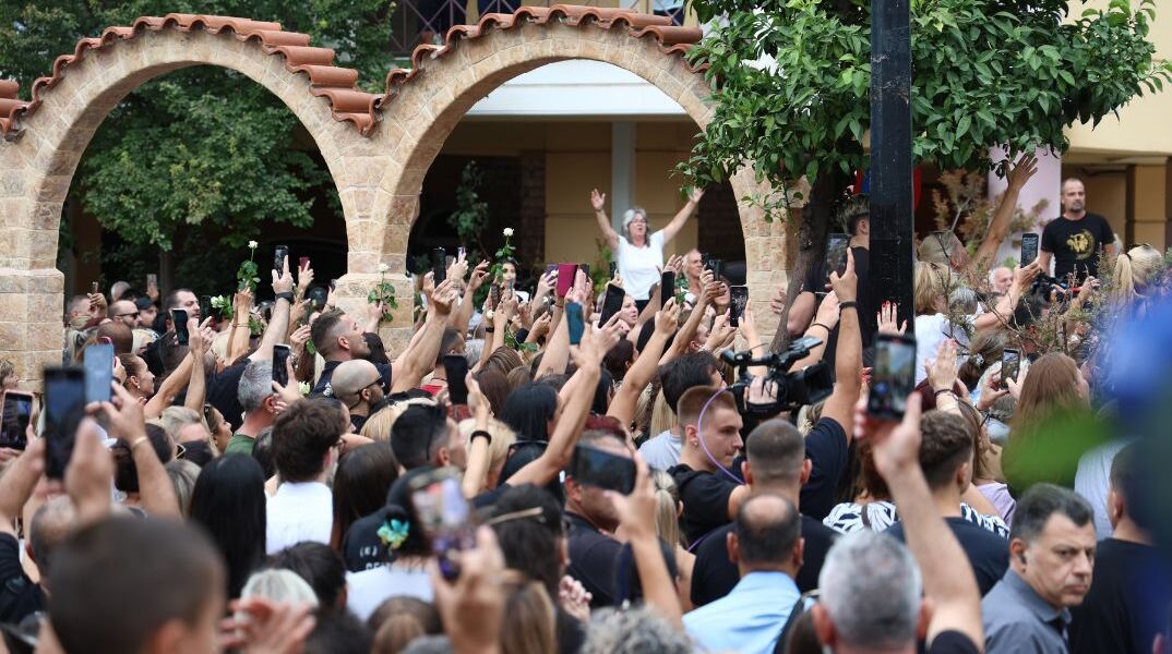Γιώργος Μαζωνάκης: Με τα τραγούδια του και φωνές «Αθάνατος» το τελευταίο «αντίο» στη Νίκαια