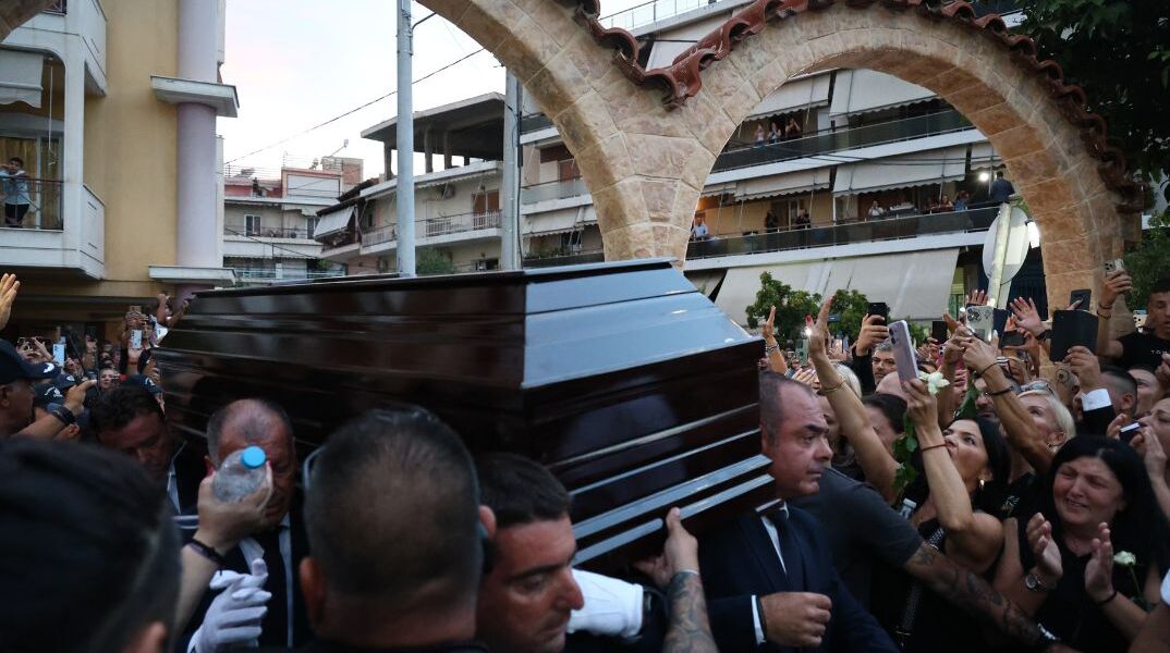 Γιώργος Μαζωνάκης: Με δάκρυα, χειροκροτήματα και φωνές υποδέχθηκαν τη σορό στη Νίκαια