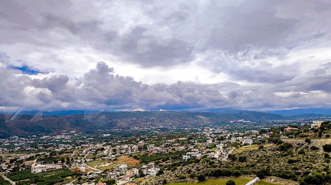 Καιρός σήμερα: Βροχές και καταιγίδες στα ορεινά
