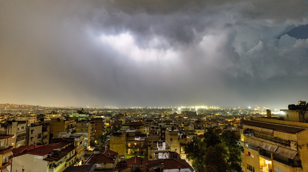 Καιρός αύριο: Βροχές και καταιγίδες στα ορεινά ηπειρωτικά – Δεν ξεπερνά τους 31°C η θερμοκρασία