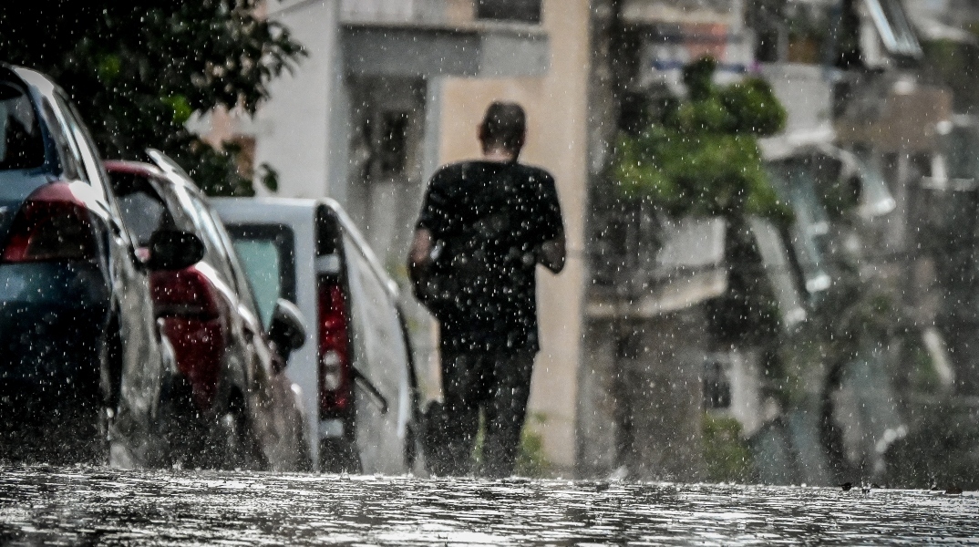 Βροχερός ο καιρός σήμερα με μικρή άνοδο της θερμοκρασίας – Ισχυροί άνεμοι στο Αιγαίο