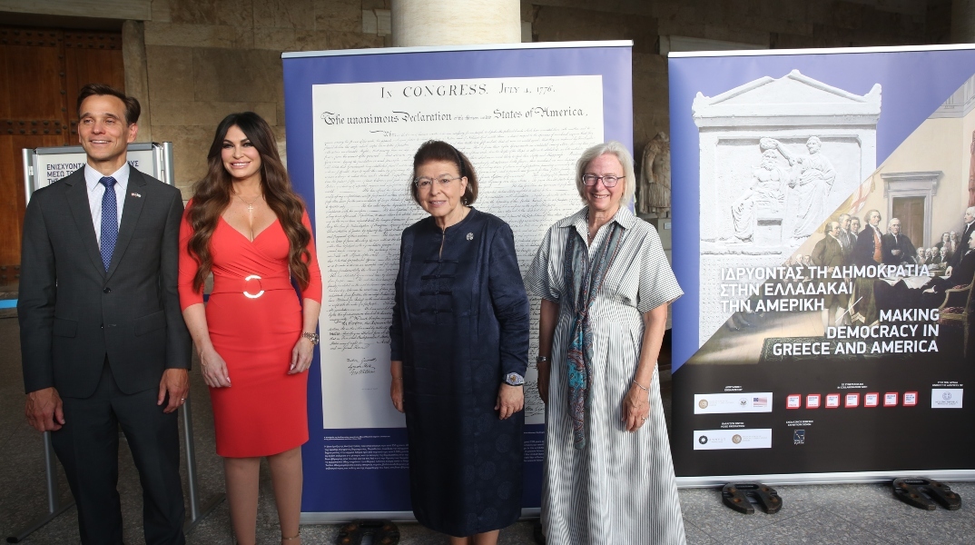 Γκίλφοϊλ - Μενδώνη στα εγκαίνια της έκθεσης «Ιδρύοντας τη Δημοκρατία στην Ελλάδα και την Αμερική»
