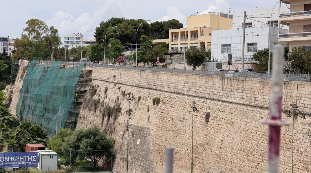 Μάχη για να κρατηθεί στη ζωή δίνει ο 54χρονος που έπεσε από τα Ενετικά Τείχη στο Ηράκλειο