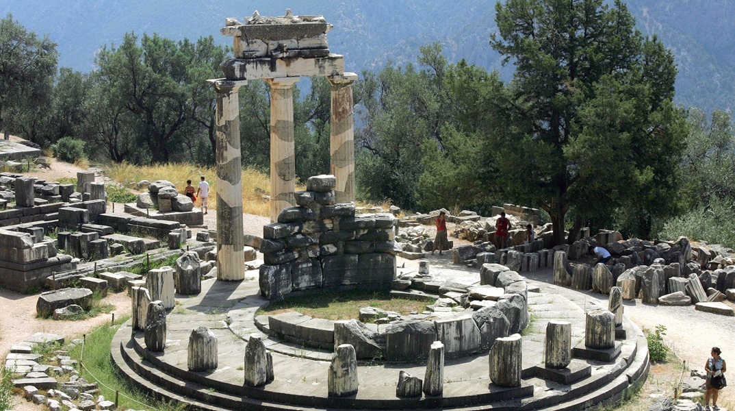 Άποψη του αρχαίου Ναού της Αθηνάς Προναίας στον αρχαιολογικό χώρο των Δελφών.