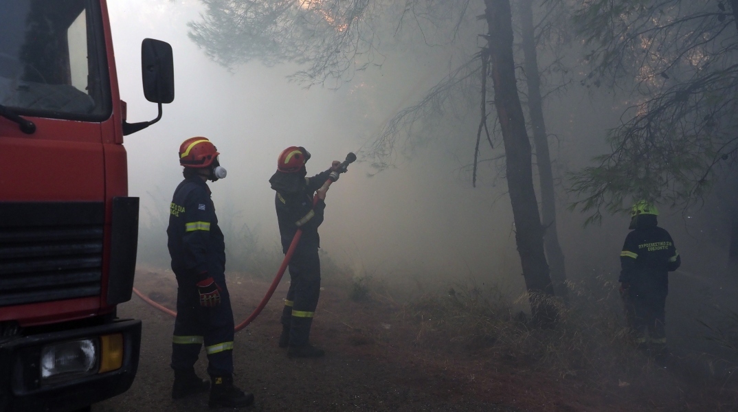 Χωρίς ενεργό μέτωπο η φωτιά στη Σητεία – Μάχη με διάσπαρτες εστίες