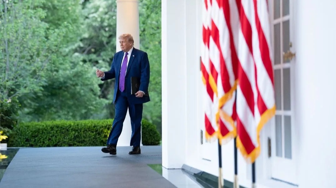 Με μηνύσεις κατά Τραμπ απαντάνε CNN, MSNow και Politico μετά τον αποκλεισμό τους από τον Λευκό Οίκο