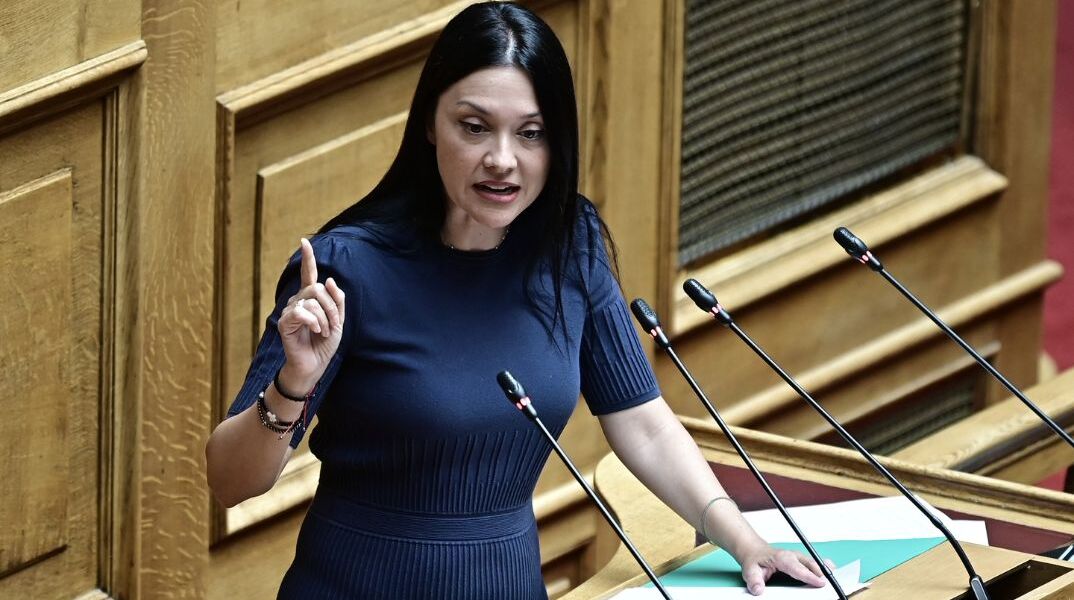 Γιαννακοπούλου «αδειάζει» Φαραντούρη: «Δεν λες σε μια γυναίκα ότι χαριεντίζεται με υπουργούς»
