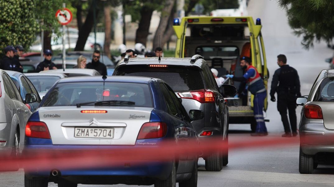 Συναγερμός στη Νίκαια: Άνδρας κρατάει όμηρο τη γυναίκα του