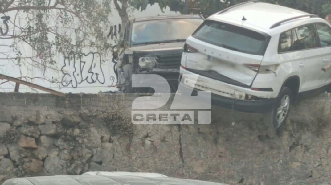 Χανιά: Τζιπ βρέθηκε να κρέμεται πάνω από πάρκινγκ μετά από τρελή πορεία - Παρέσυρε σταθμευμένα οχήματα