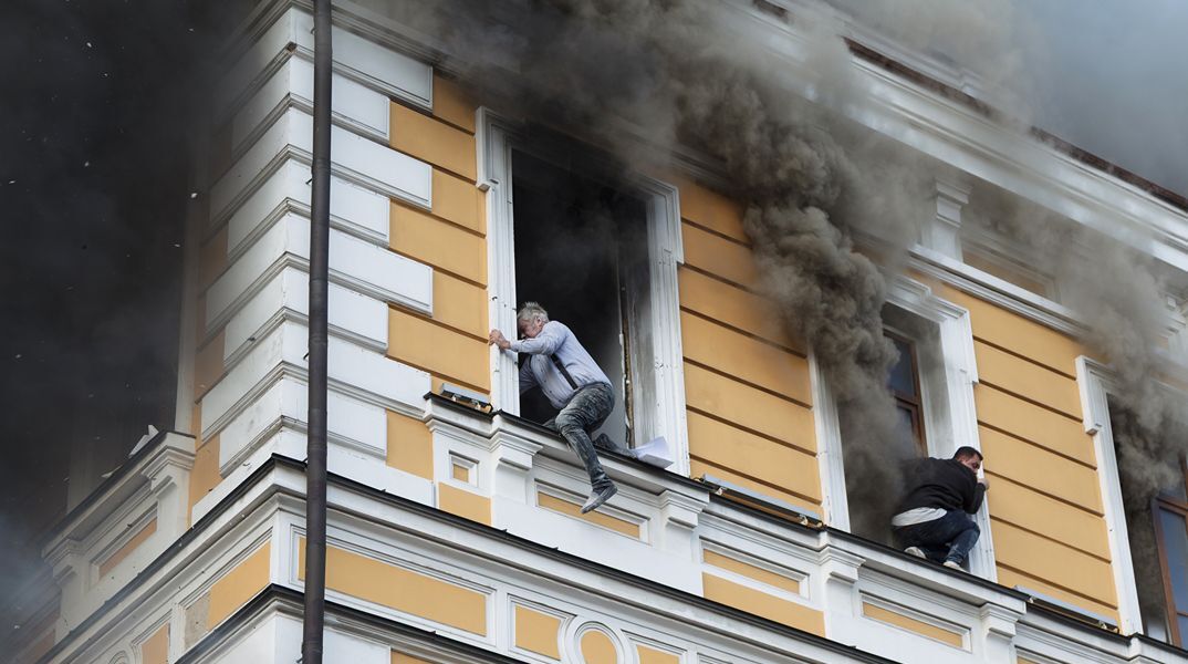 Συγκλονιστικές εικόνες στο Κίεβο: Πολίτες πηδούν από τα παράθυρα του φλεγόμενου κτιρίου της Εθνικής Ακαδημίας Επιστημών 