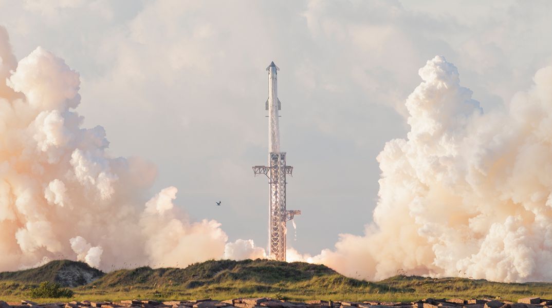 Το Starship της SpaceX έφτασε για πρώτη φορά σε τροχιά γύρω από τη Γη και έθεσε σε λειτουργία 26 Starlink