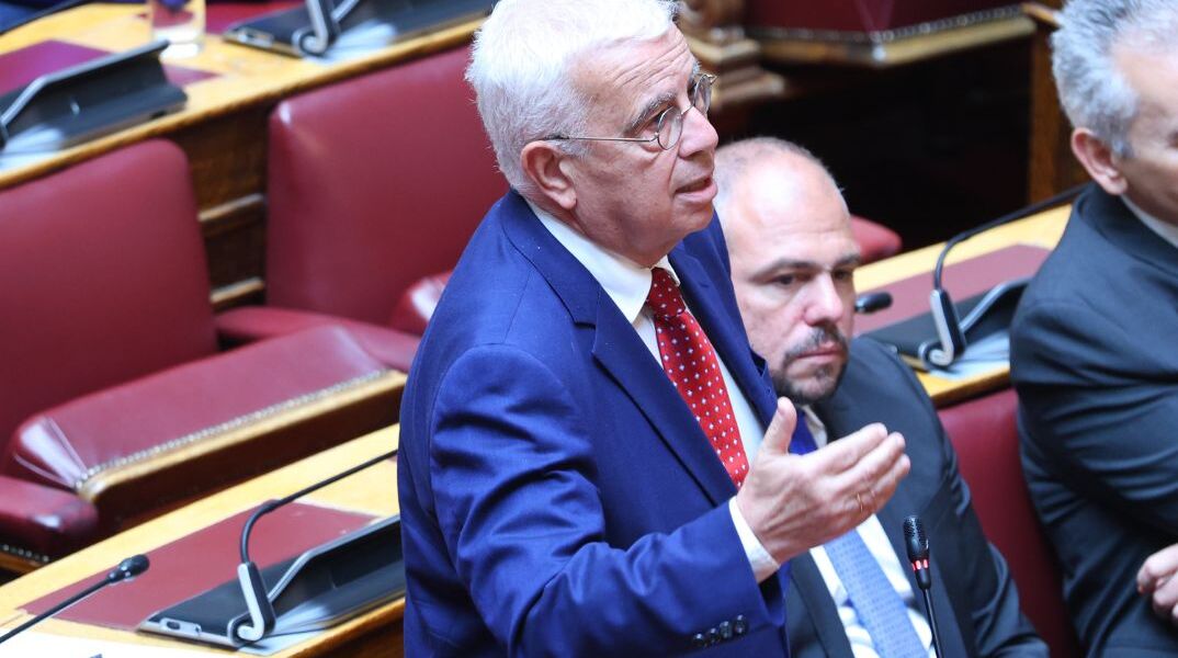 Κωνσταντοπούλου σε Σιμόπουλο: «Του αρέσει από πάνω» 