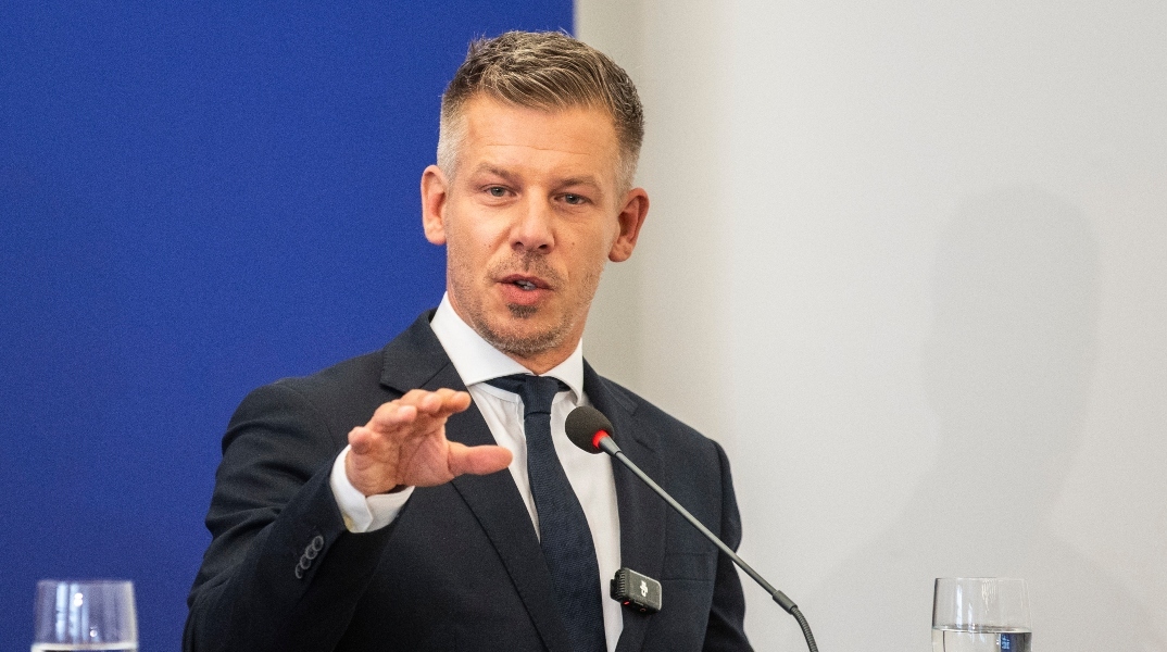 Ουγγαρία: Ο πρωθυπουργός  Μαγιάρ έχασε την ασυλία του επειδή πέταξε ένα κινητό σε ποτάμι – Τον κατηγορούν για κλοπή