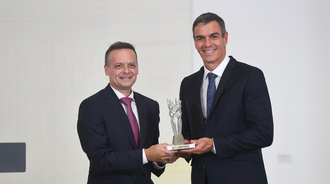 Ο Χάρης Δούκας απένειμε στον Σάντσεθ το Βραβείο Δημοκρατίας της Πόλης των Αθηνών 2026