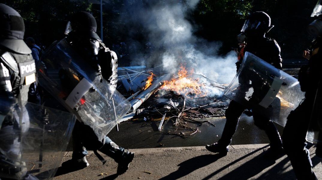 Xάος στη Γαλλία: Περιέλουσαν διευθυντή σχολείου με βενζίνη 
