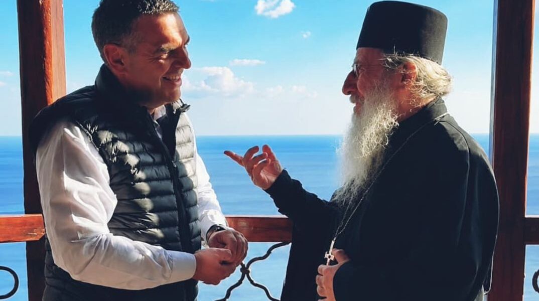 «Ψέλνεις στη Σιμωνόπετρα και ακούγεται στον Άδη»: Η ανάρτηση Τσίπρα από το Άγιο Όρος