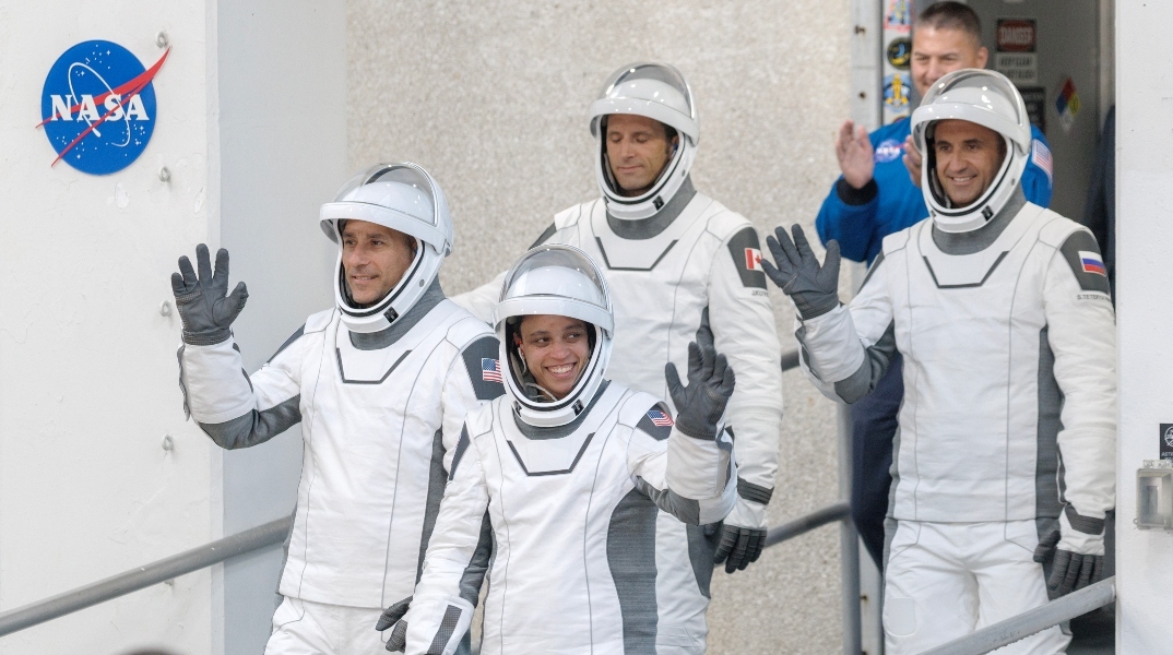 Εκτοξεύτηκε ο «Δράκος» της SpaceX με πλήρωμα τέσσερις αστροναύτες προς τον Διεθνή Διαστημικό Σταθμό	