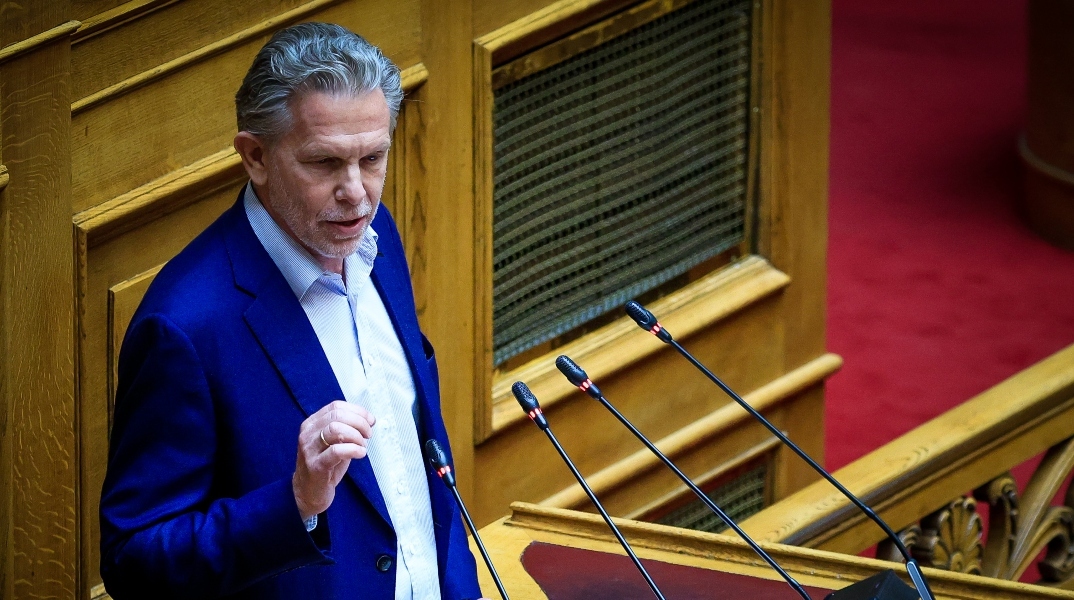 Γερουλάνος: Εμείς θέλουμε πολίτες που στέκουν περήφανα στα πόδια τους, η ΝΔ τους θέλει εξαρτημένους