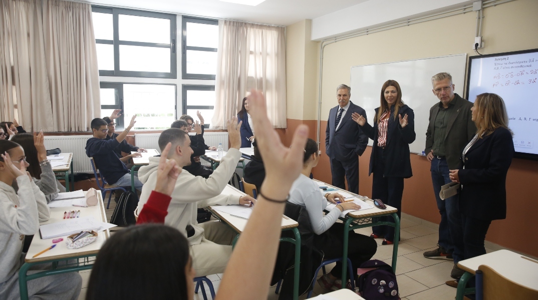 Επίσκεψη Σ. Ζαχαράκη, Άκη Σκέρτσου και Αντ. Παπαδημητρίου στα Ωνάσεια σχολεία Κολωνού	