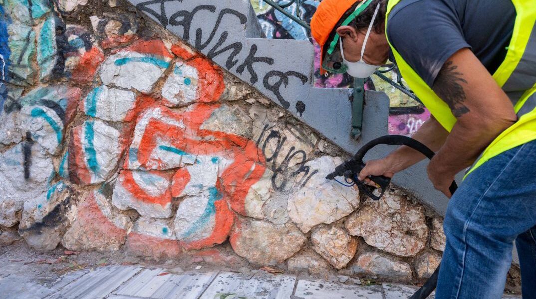 Ο Δήμος Αθηναίων επιστρατεύει «τσιχλοεξολκείς» - Πόσο θα κοστίσουν