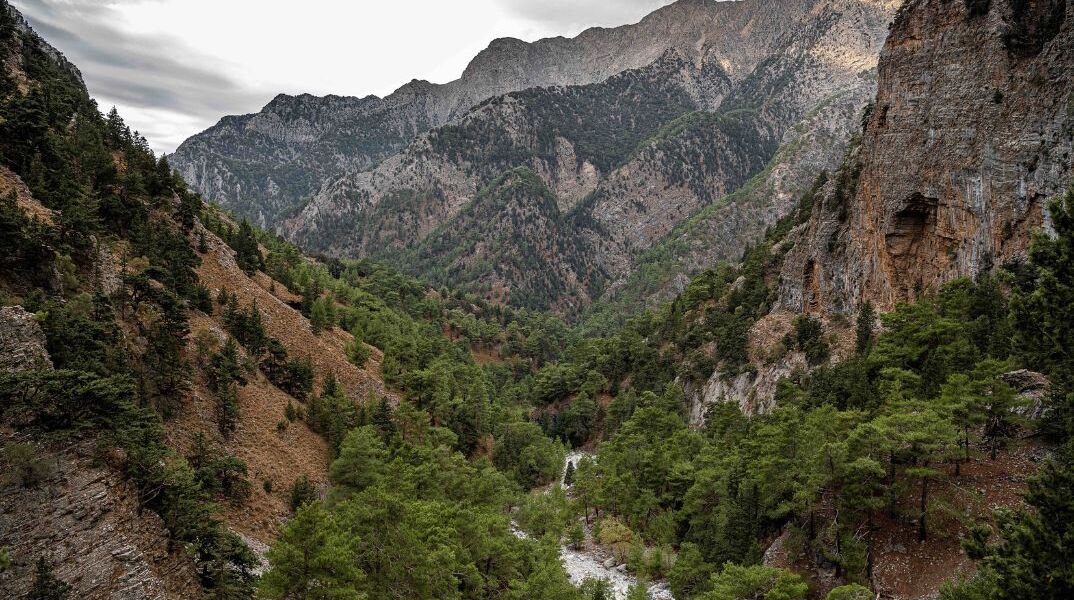 Κακοκαιρία στη Κρήτη: Εγκλωβισμένοι οχτώ υπάλληλοι του Δρυμού στη Σαμαριά