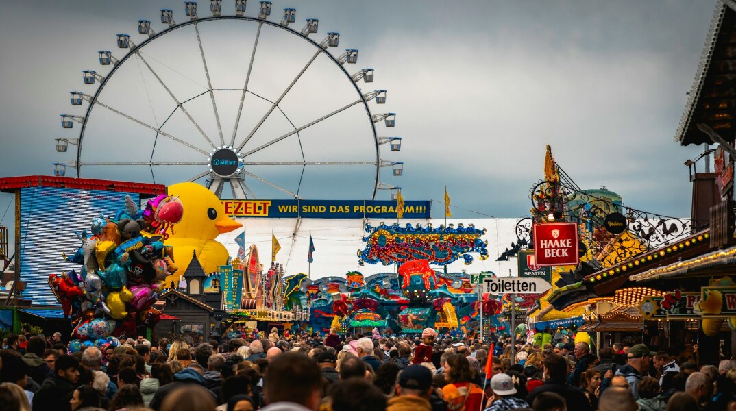 Oktoberfest: Δωρεάν κολάν στις γυναίκες για να αποφεύγεται το upskirting σε δημοφιλές παιχνίδι