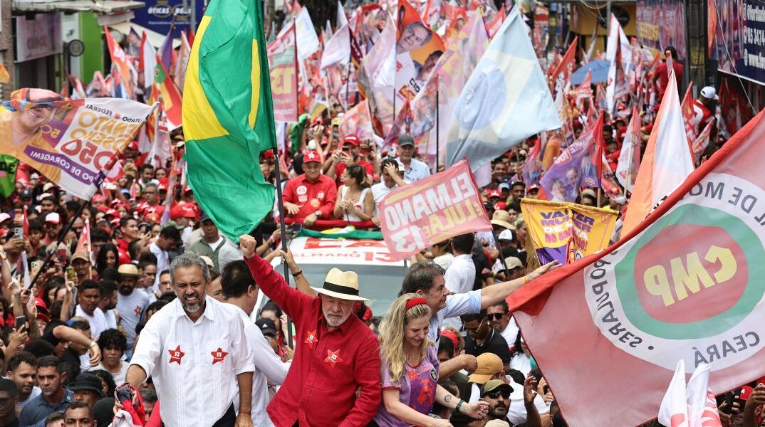 Βραζιλία: Στις κάλπες για μια βαθιά πολωμένη αναμέτρηση – Λούλα και Φλάβιο Μπολσονάρου στο επίκεντρο