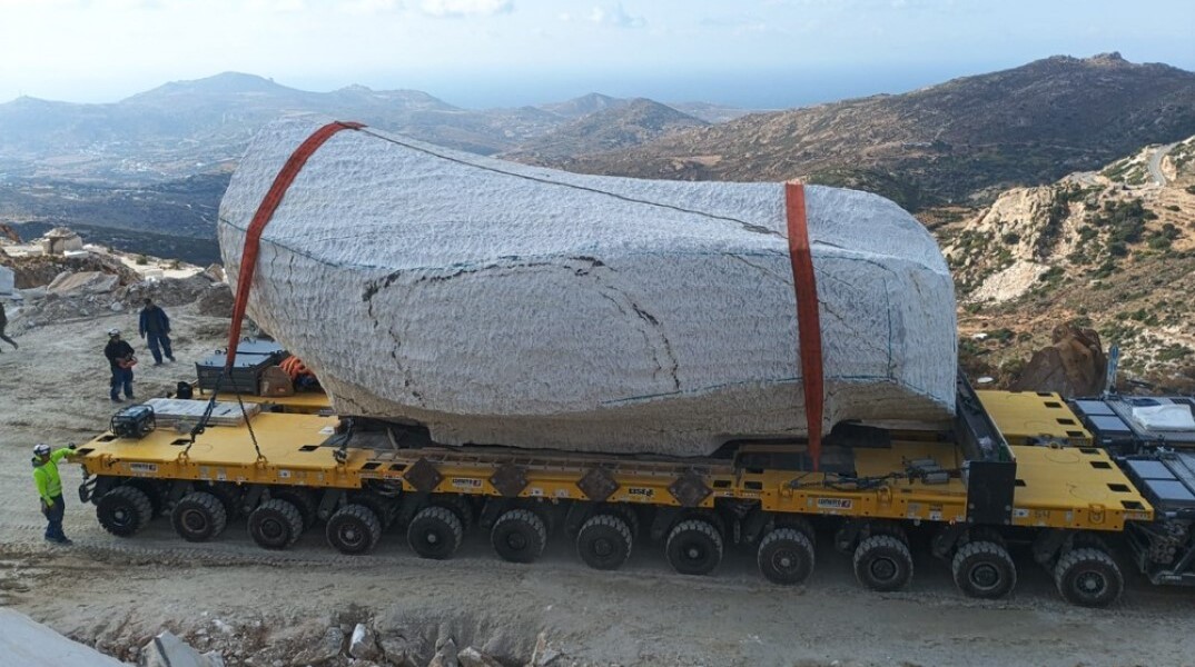 H «Λύρα Νάξου» πάνω στην ειδική πλατφόρμα μεταφοράς με τους 12 τροχούς