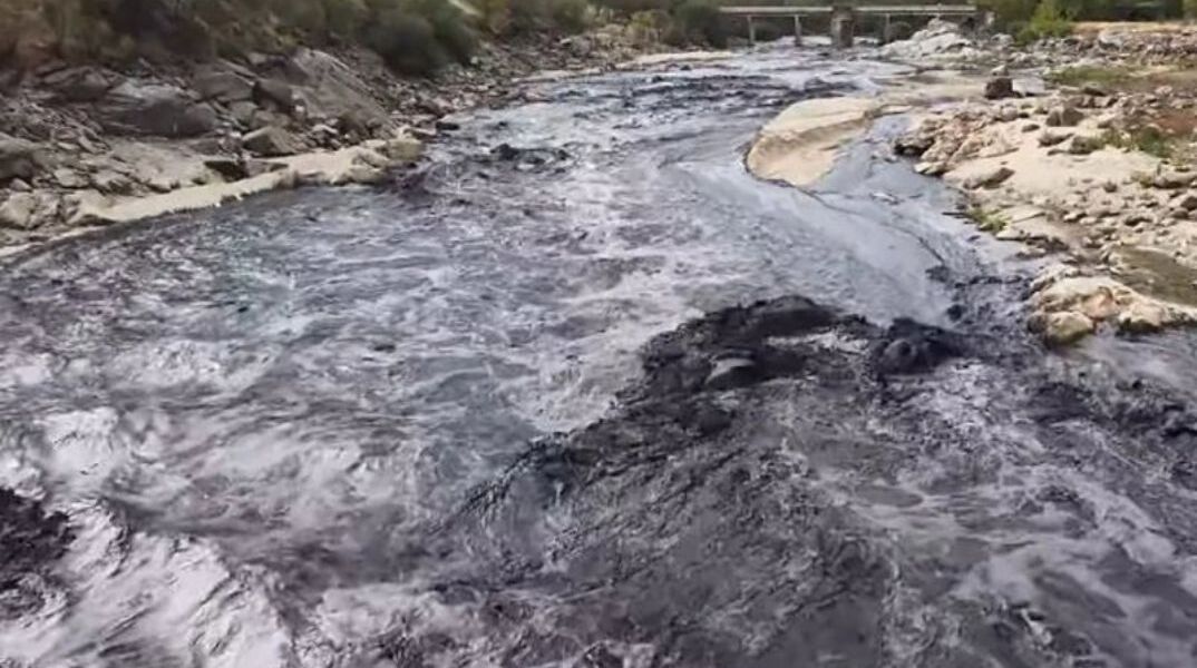 Ισπανία: Ποτάμι έγινε μαύρο από τις στάχτες των πυρκαγιών