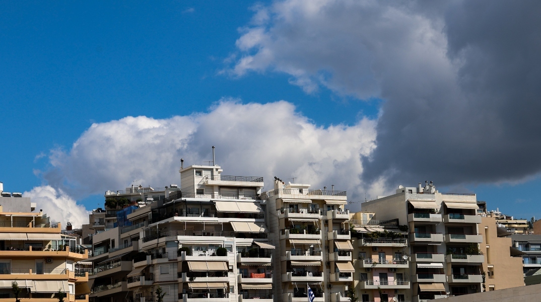 Καιρός αύριο: Νέα άνοδος της θερμοκρασίας και τοπικές βροχές