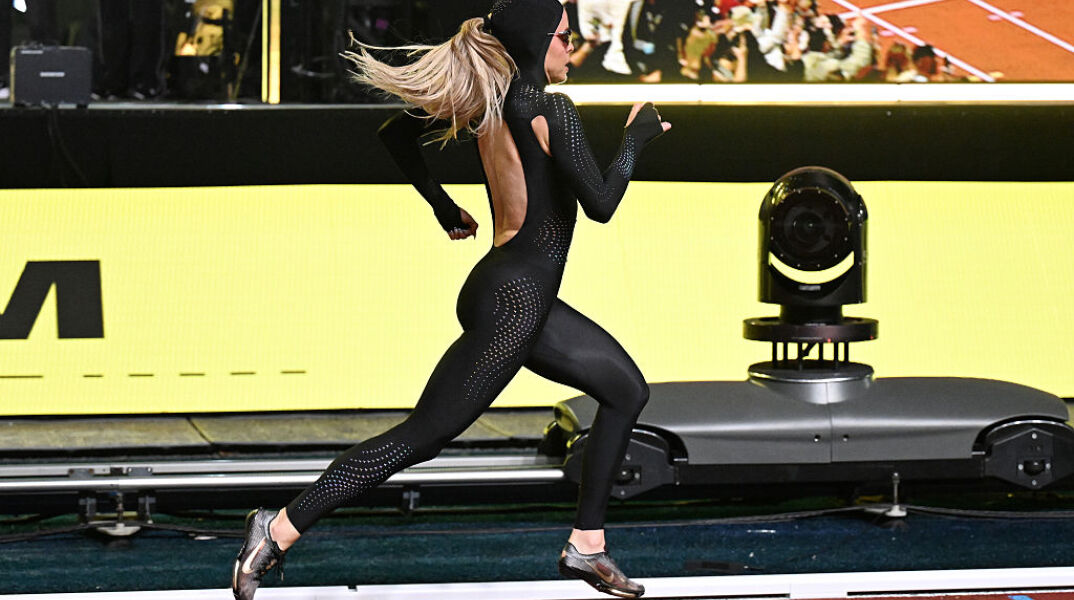 Κίλι Χότζκινσον: Υπερασπίζεται ολόμαυρο catsuit της – «Είναι σαν να μη φοράω τίποτα»