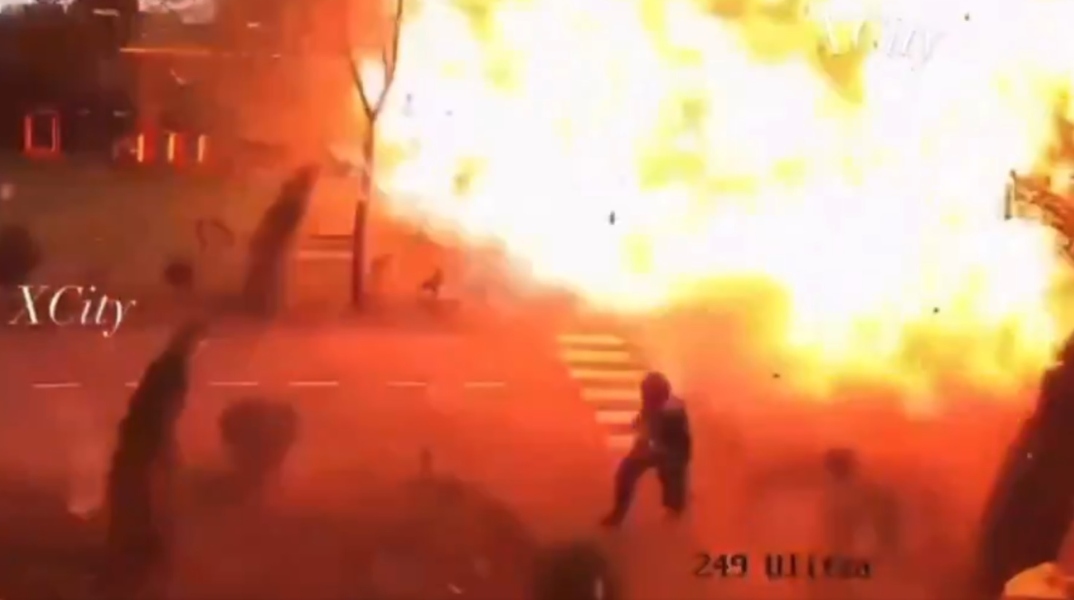 Η στιγμή που άνδρας στην Ουκρανία γλυτώνει τελευταία στιγμή από έκρηξη ρωσικού drone - Βίντεο