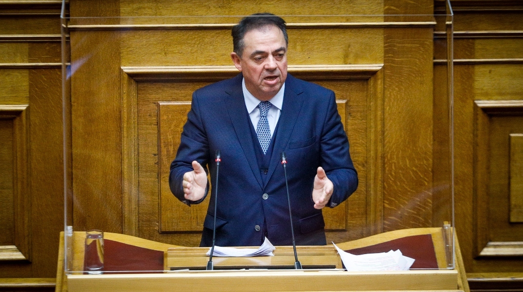 ΠΑΣΟΚ: Διαψεύδει ο Κωνσταντόπουλος ότι εξύβρισε και πήγε να χτυπήσει την Παπαδοπούλου και απειλεί με μηνύσεις